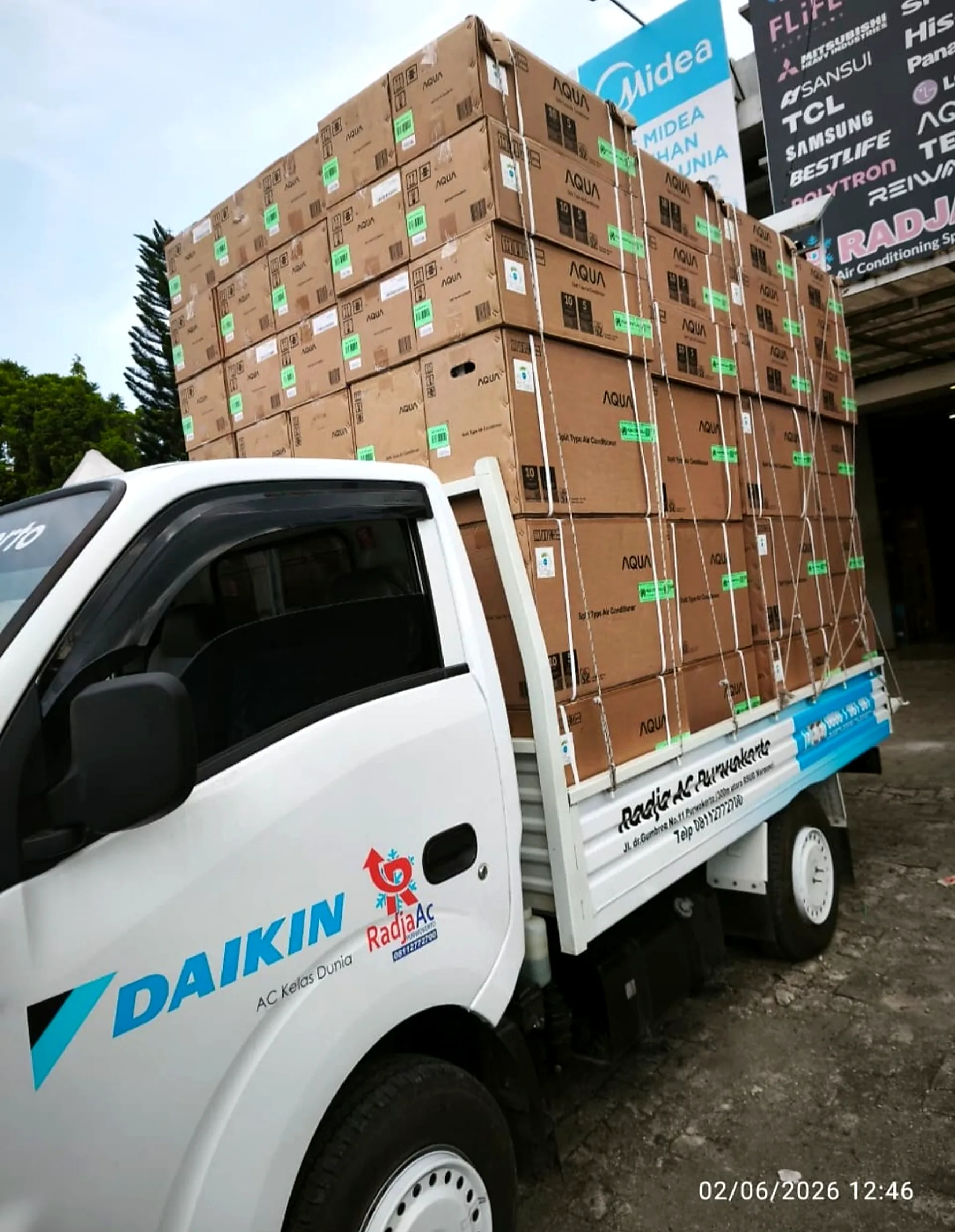 Pengiriman banyak unit AC ke lokasi pembeli