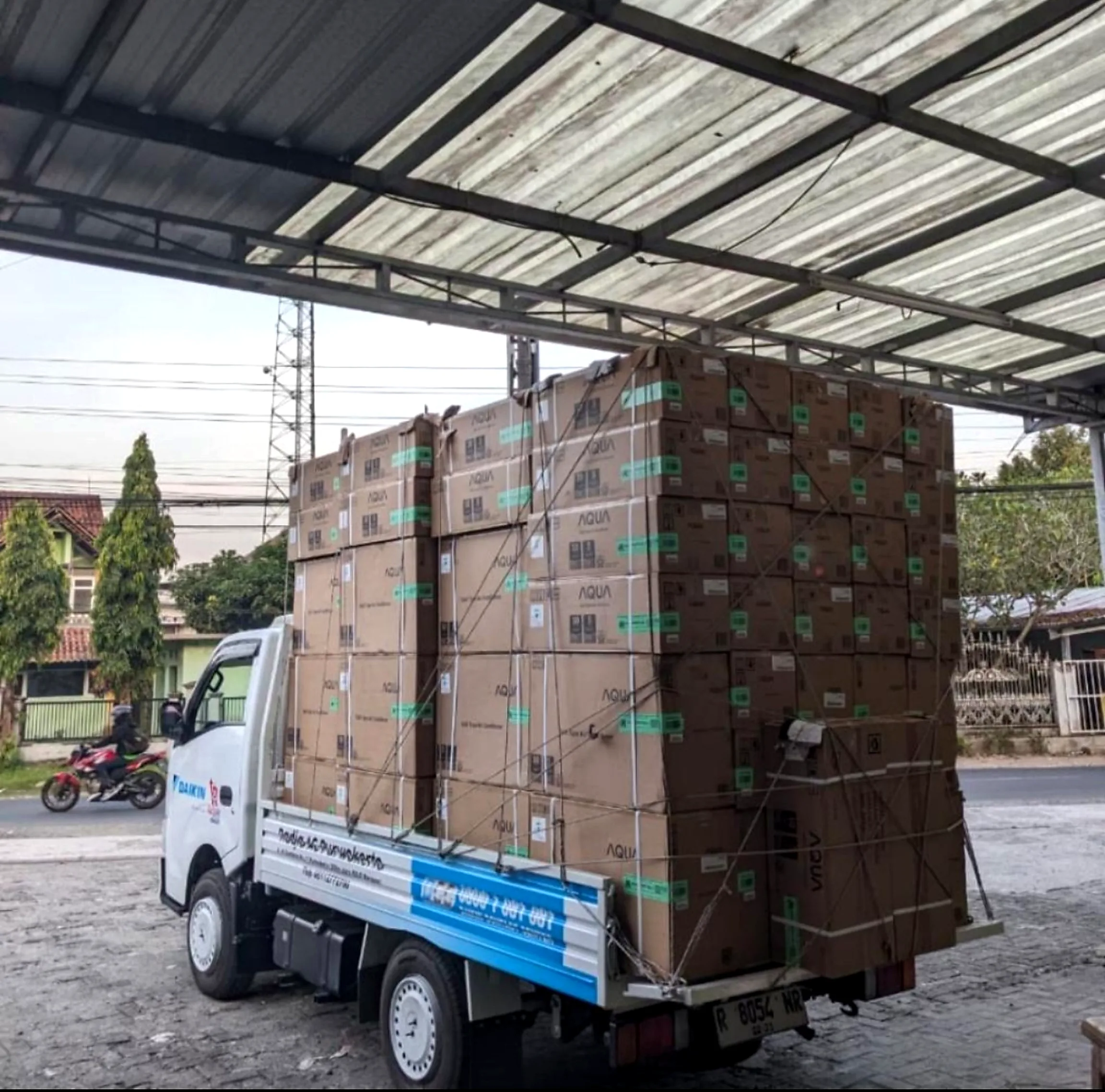 Satu truk muat banyak unit AC siap kirim
